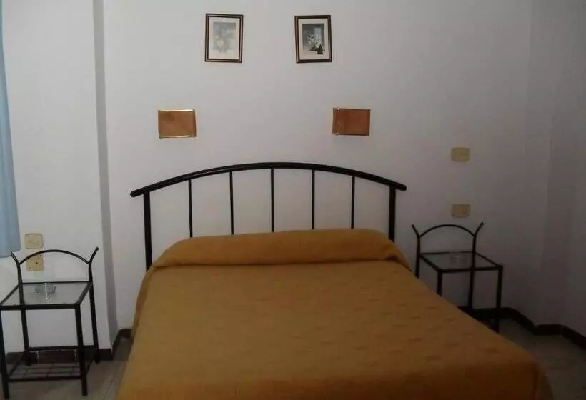 ホテル Pensión Versalles