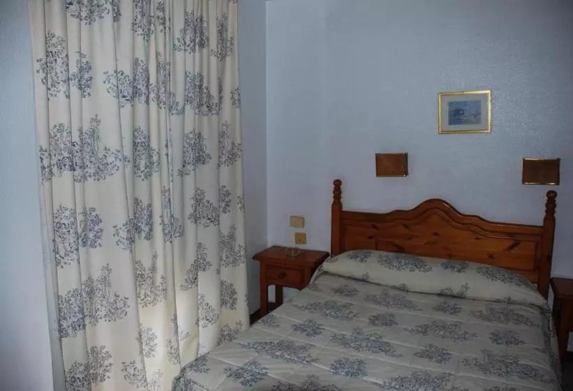 ホテル Pensión Versalles