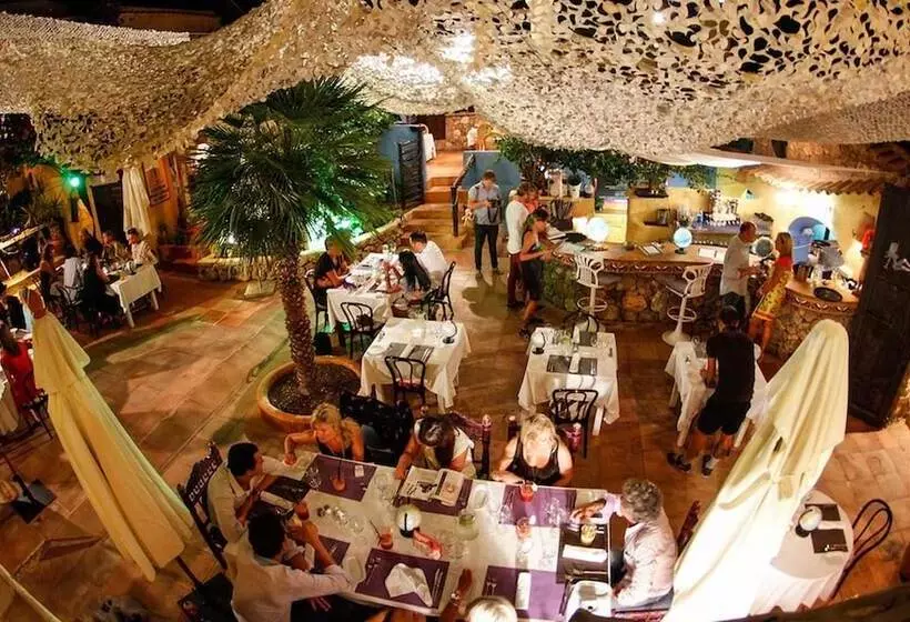 בית מלון כפרי Pikes Ibiza - Adults Only