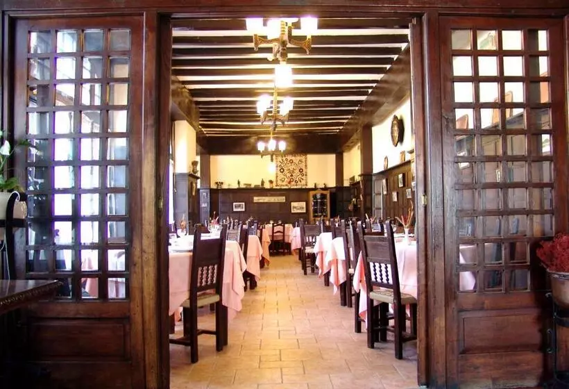 فندق Hostal Ayestaran Ii