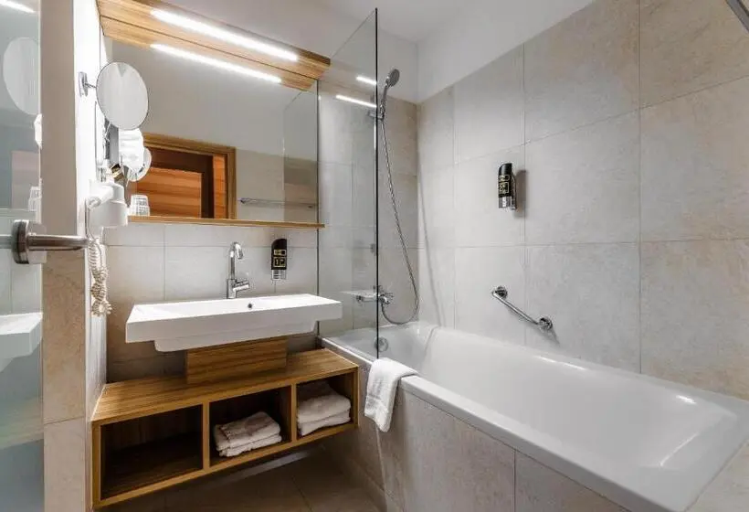 هتل Holiday Inn Innsbruck by IHG