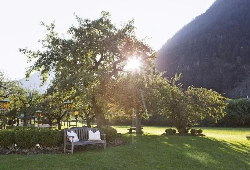 Отель Neuhaus Zillertal Resort