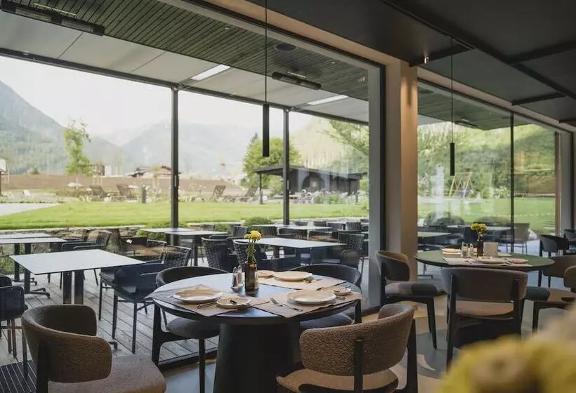 Отель Neuhaus Zillertal Resort