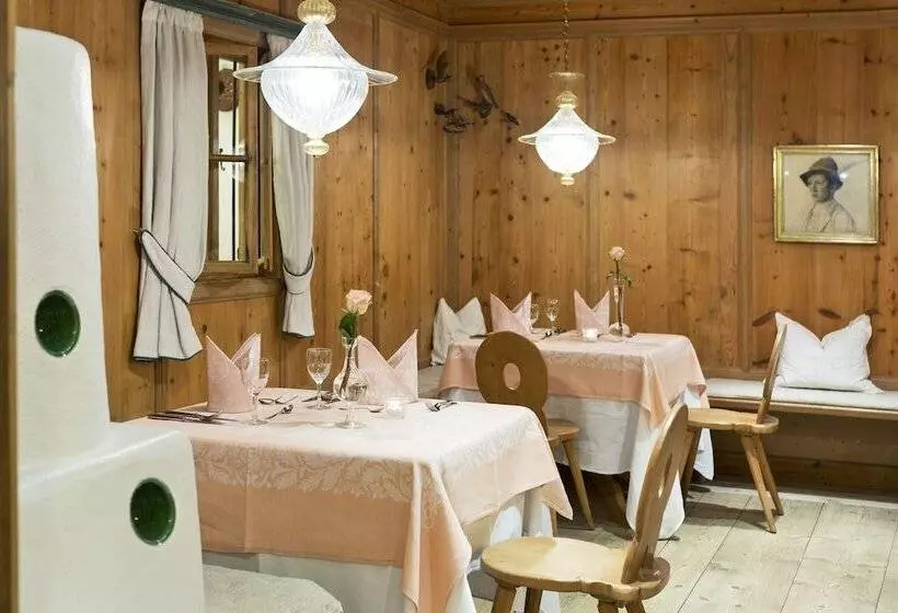 Отель Neuhaus Zillertal Resort