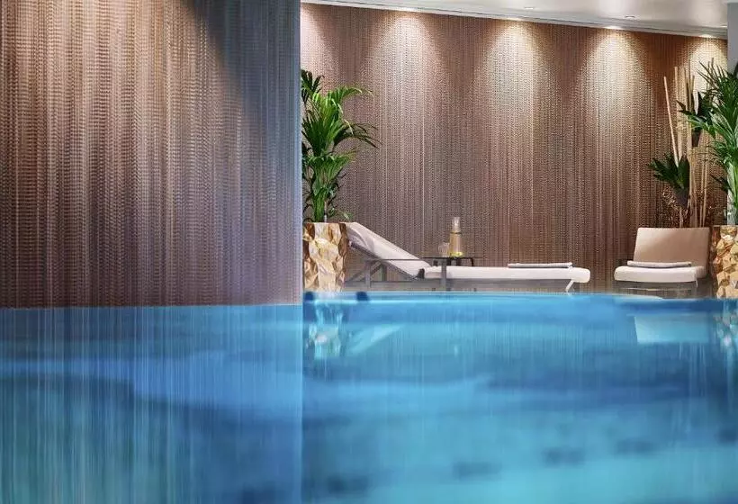 هتل Weisses Roessl