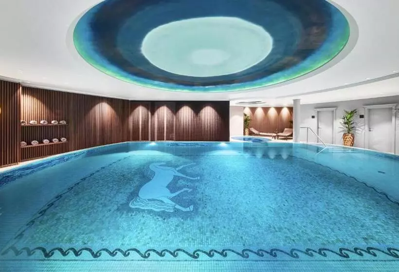 هتل Weisses Roessl