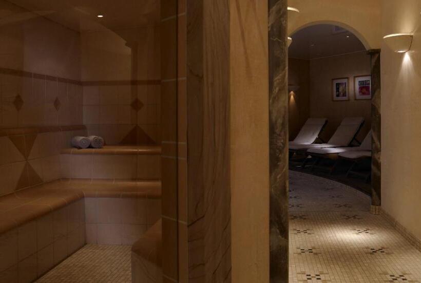 هتل Weisses Roessl