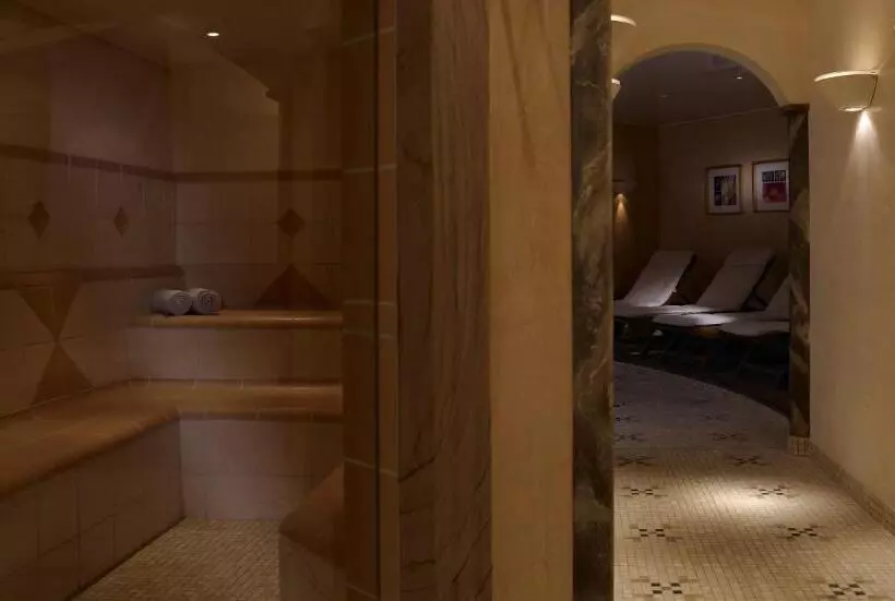 هتل Weisses Roessl