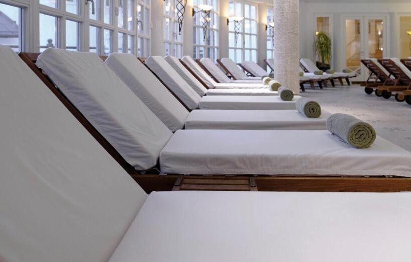 هتل Weisses Roessl