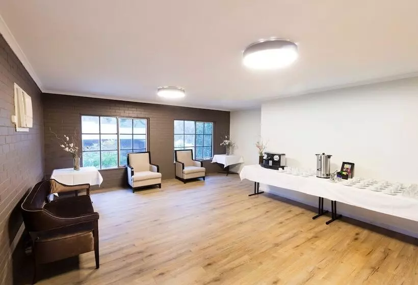 מוטל Eltham Gateway Hotel & Conference Centre