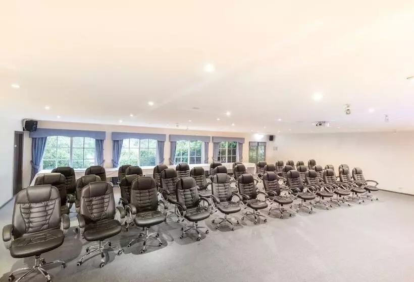 מוטל Eltham Gateway Hotel & Conference Centre