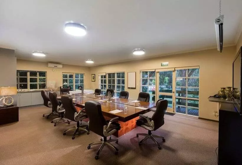 מוטל Eltham Gateway Hotel & Conference Centre