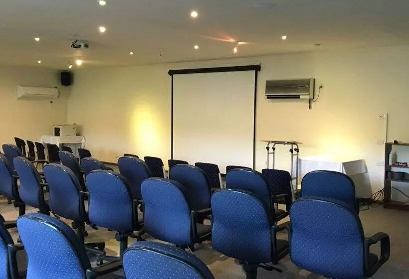מוטל Eltham Gateway Hotel & Conference Centre