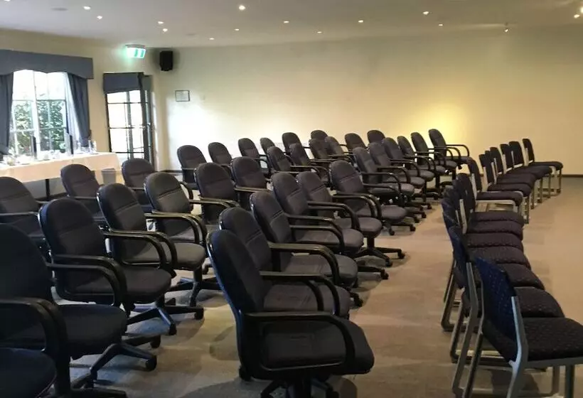 מוטל Eltham Gateway Hotel & Conference Centre