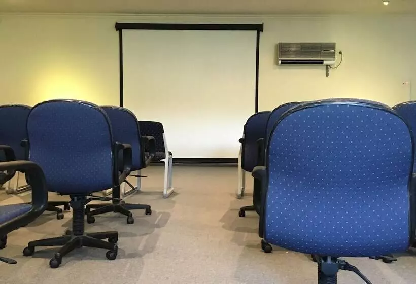 מוטל Eltham Gateway Hotel & Conference Centre