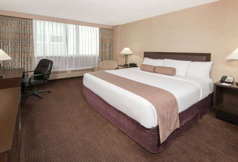 فندق Ramada Plaza By Wyndham Calgary Downtown