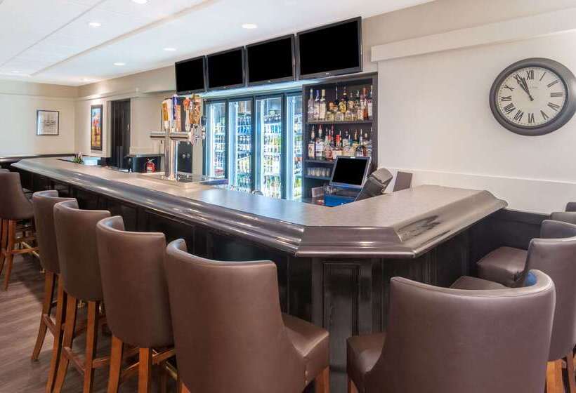 فندق Ramada Plaza By Wyndham Calgary Downtown