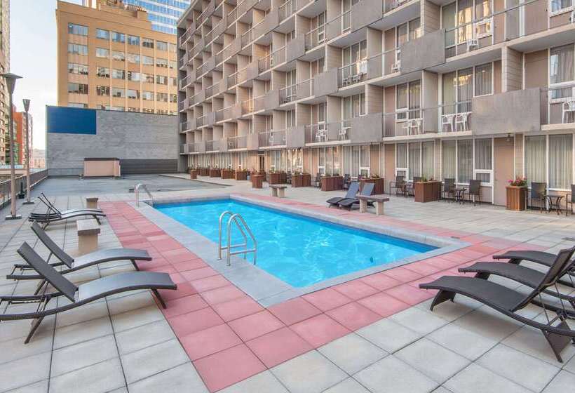 فندق Ramada Plaza By Wyndham Calgary Downtown