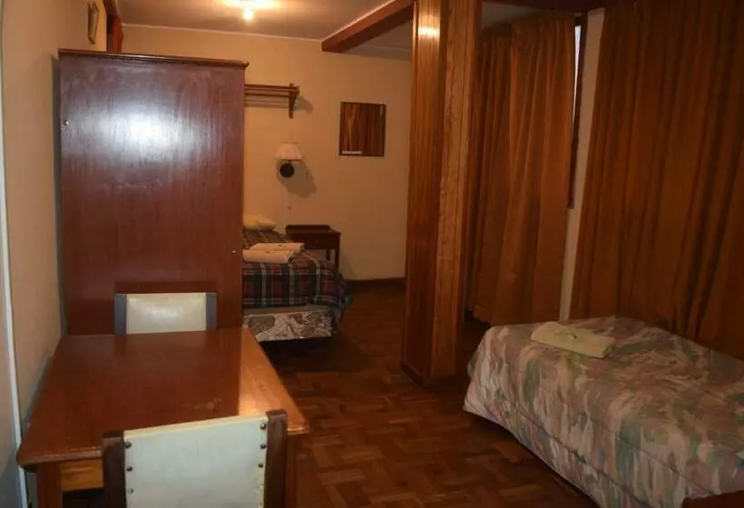 اقامتگاه Hostal Copacabana