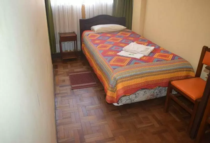 اقامتگاه Hostal Copacabana