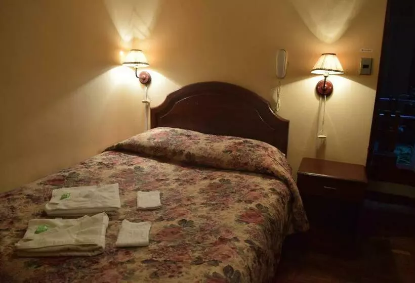 اقامتگاه Hostal Copacabana