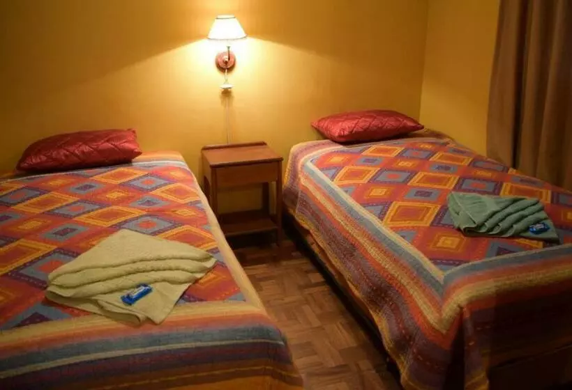 اقامتگاه Hostal Copacabana