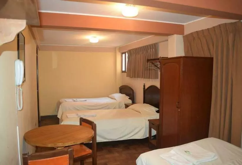 اقامتگاه Hostal Copacabana