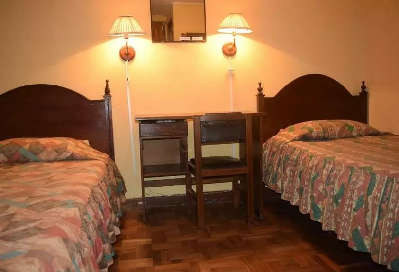 اقامتگاه Hostal Copacabana