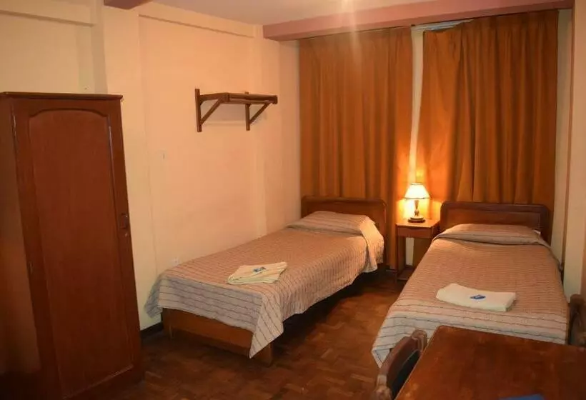 اقامتگاه Hostal Copacabana