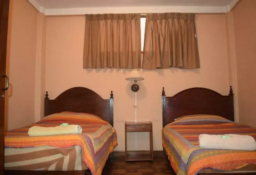 اقامتگاه Hostal Copacabana