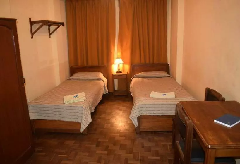 اقامتگاه Hostal Copacabana