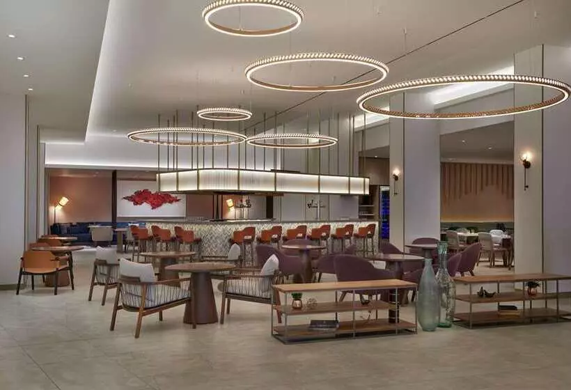 Hilton Toronto Airport Hotel & Suites