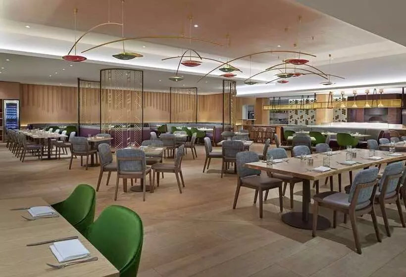 Hilton Toronto Airport Hotel & Suites