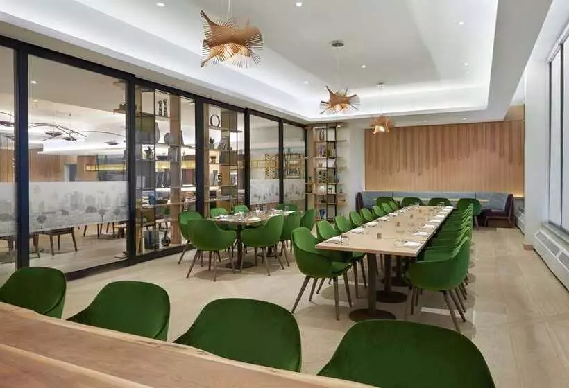 Hilton Toronto Airport Hotel & Suites