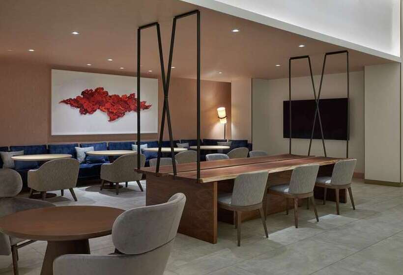 Hilton Toronto Airport Hotel & Suites