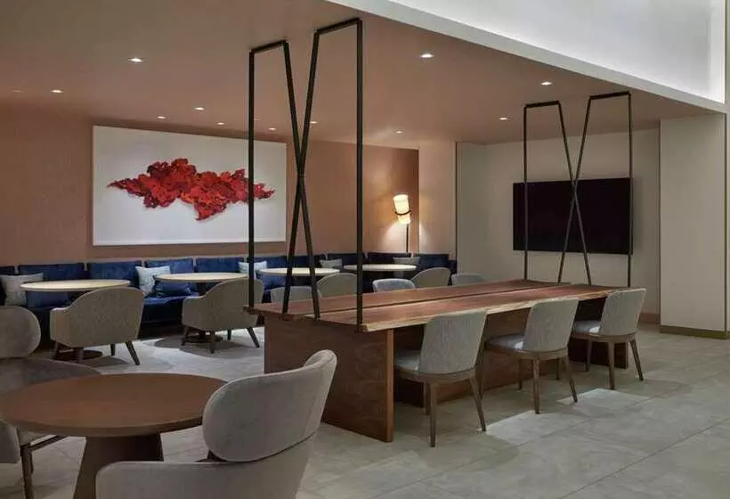 Hilton Toronto Airport Hotel & Suites