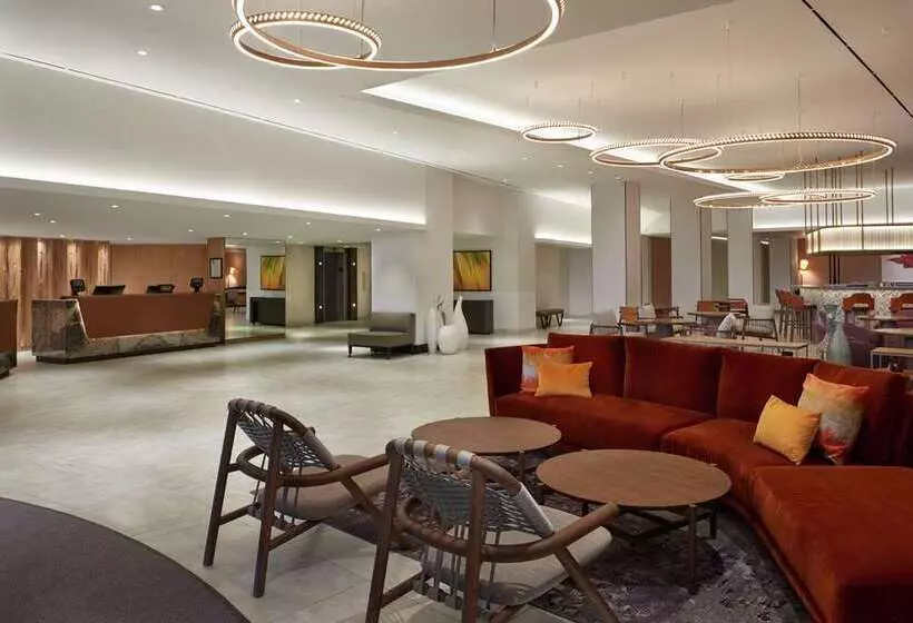 Hilton Toronto Airport Hotel & Suites