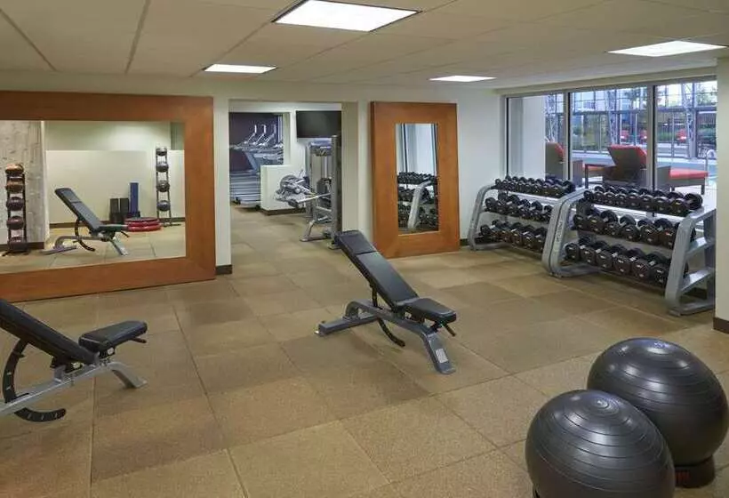 Hilton Toronto Airport Hotel & Suites