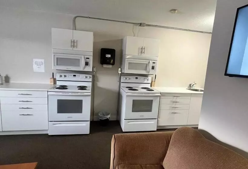 Отель Anavada Inn & Suites Prince George