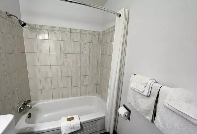 Отель Anavada Inn & Suites Prince George