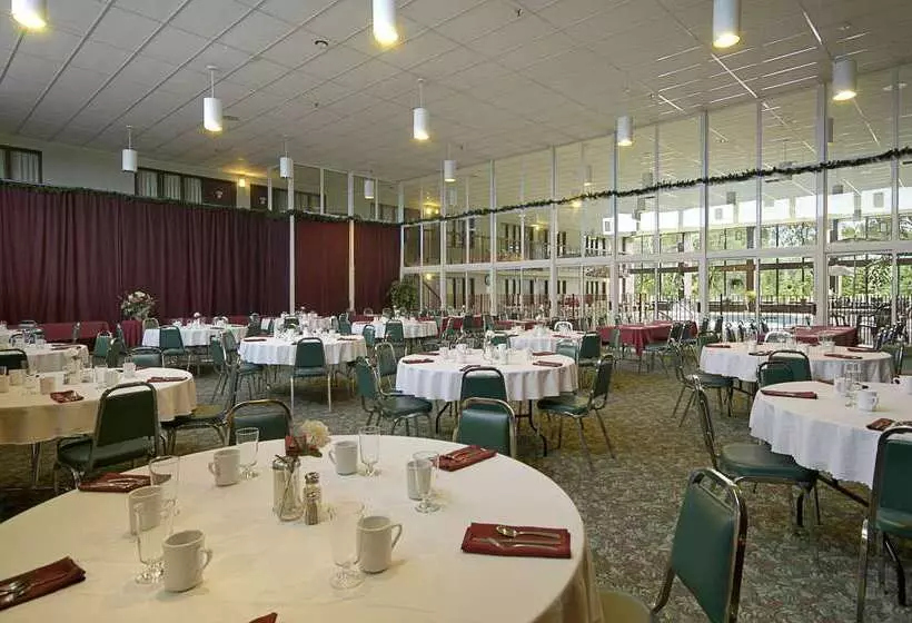 هتل Howard Johnson By Wyndham Portage La Prairie