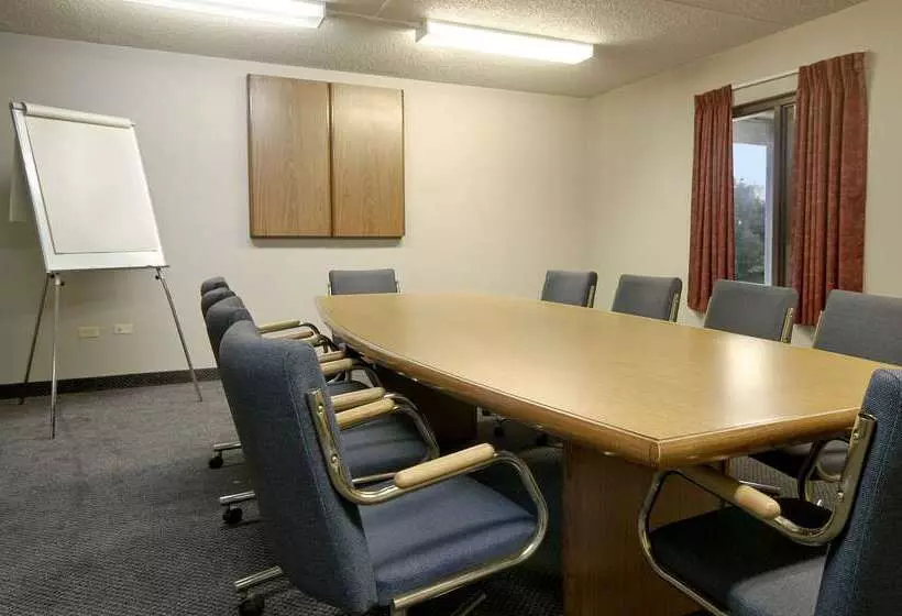 هتل Howard Johnson By Wyndham Portage La Prairie