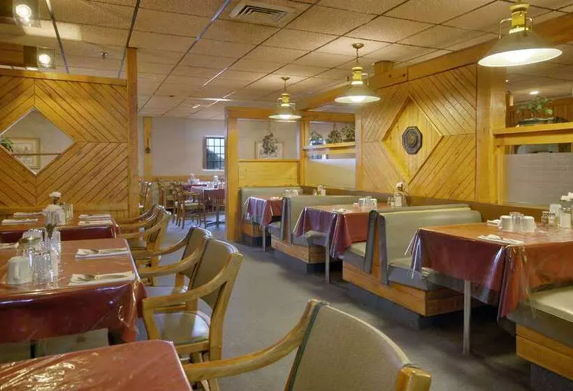 هتل Howard Johnson By Wyndham Portage La Prairie