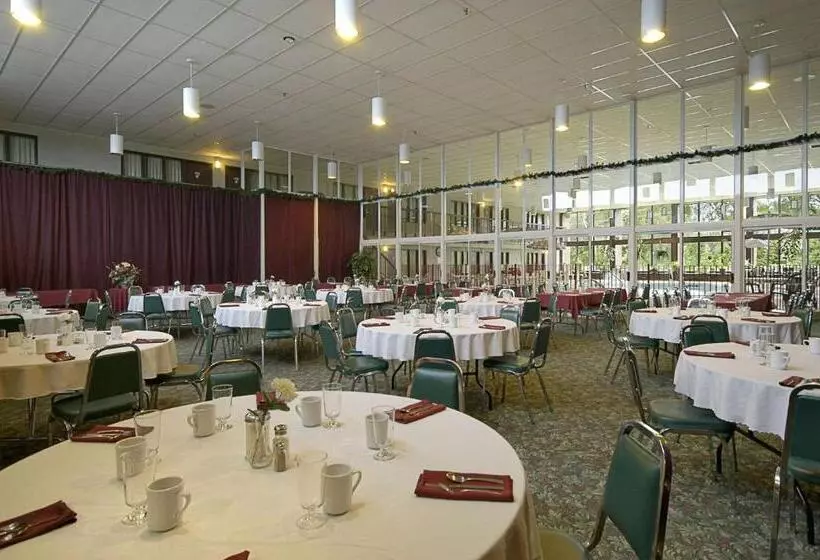 هتل Howard Johnson By Wyndham Portage La Prairie