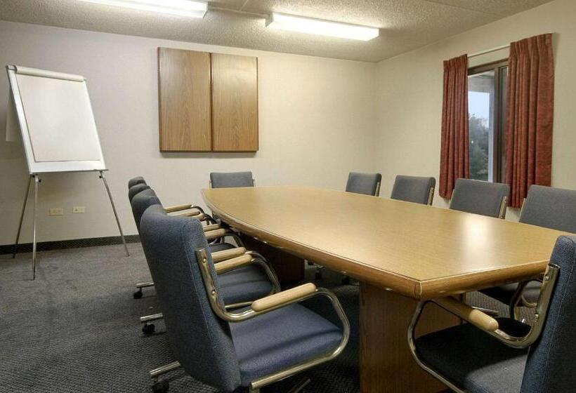 هتل Howard Johnson By Wyndham Portage La Prairie