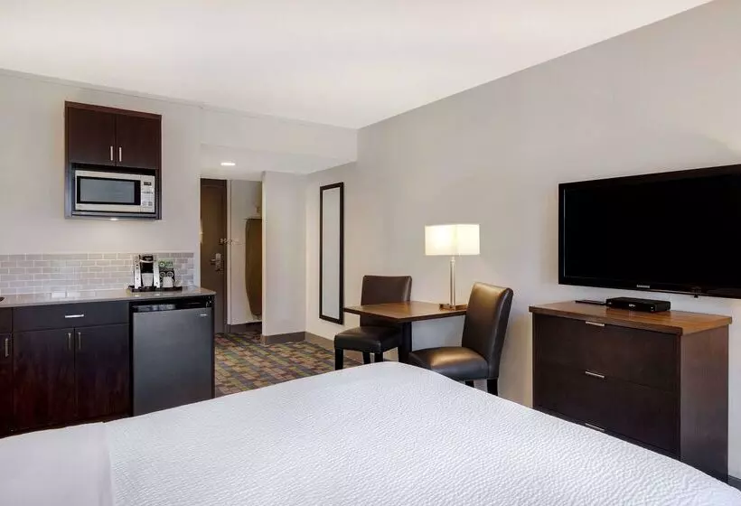 فندق Days Inn By Wyndham Victoria Airport Sidney