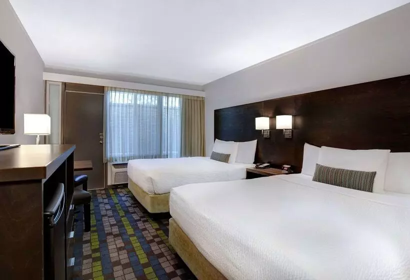 فندق Days Inn By Wyndham Victoria Airport Sidney