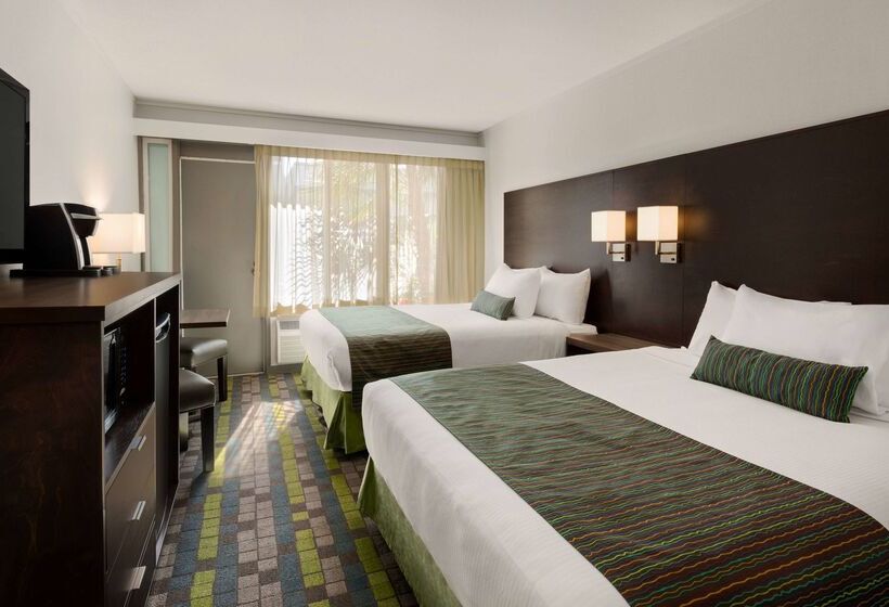 ホテル Days Inn By Wyndham Victoria Airport Sidney