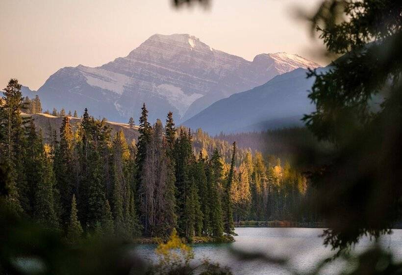 هتل Fairmont Jasper Park Lodge