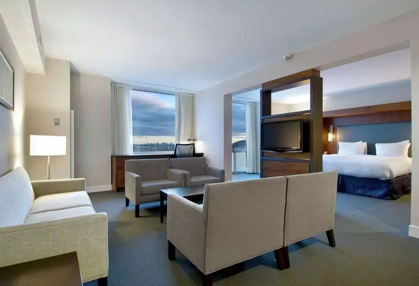 Hilton Toronto Airport Hotel & Suites